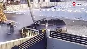 VIDEO Distras de telefon, un polițist din Suceava a făcut accident. Impactul a fost surprins de camere